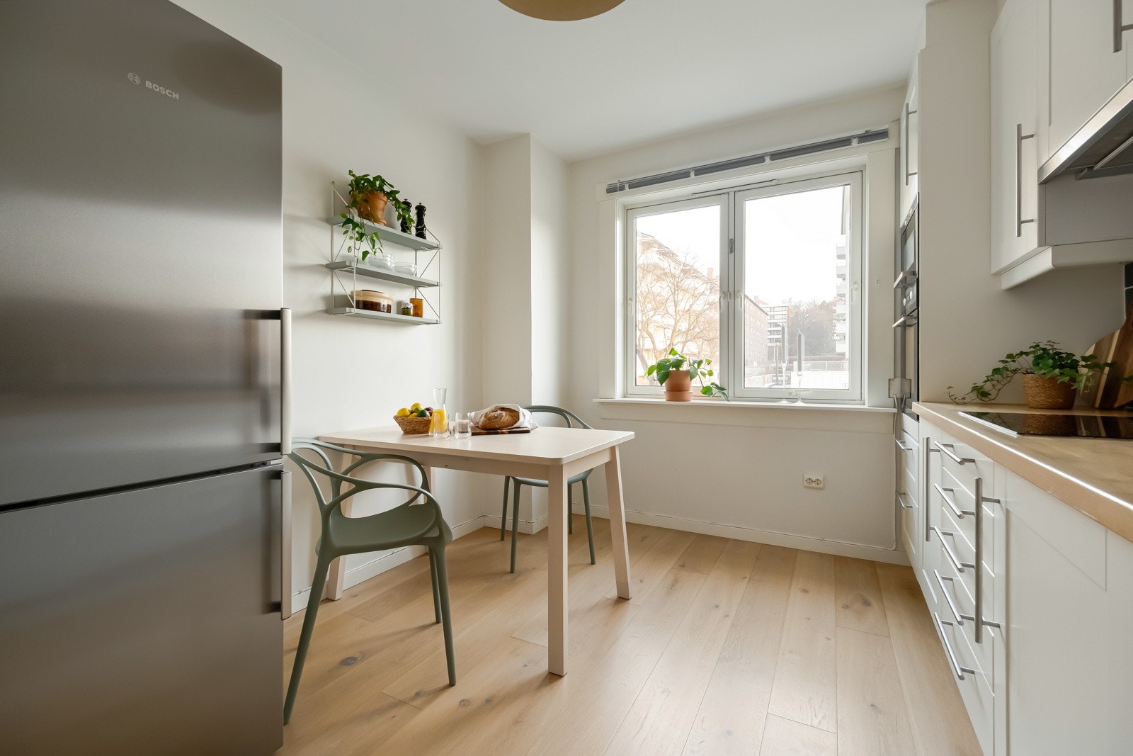 Her inne er det også naturlig plass til et spisebord. Galleribilde