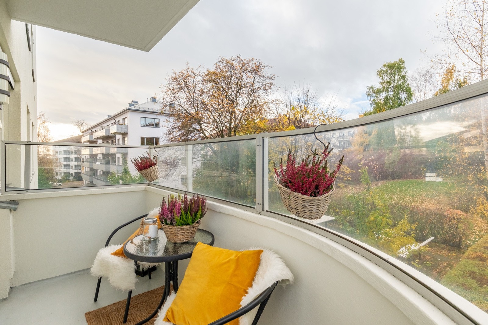 Det er god avstand mellom blokkene i nærområdet som gir mye lys og en luftig følelse. Galleribilde