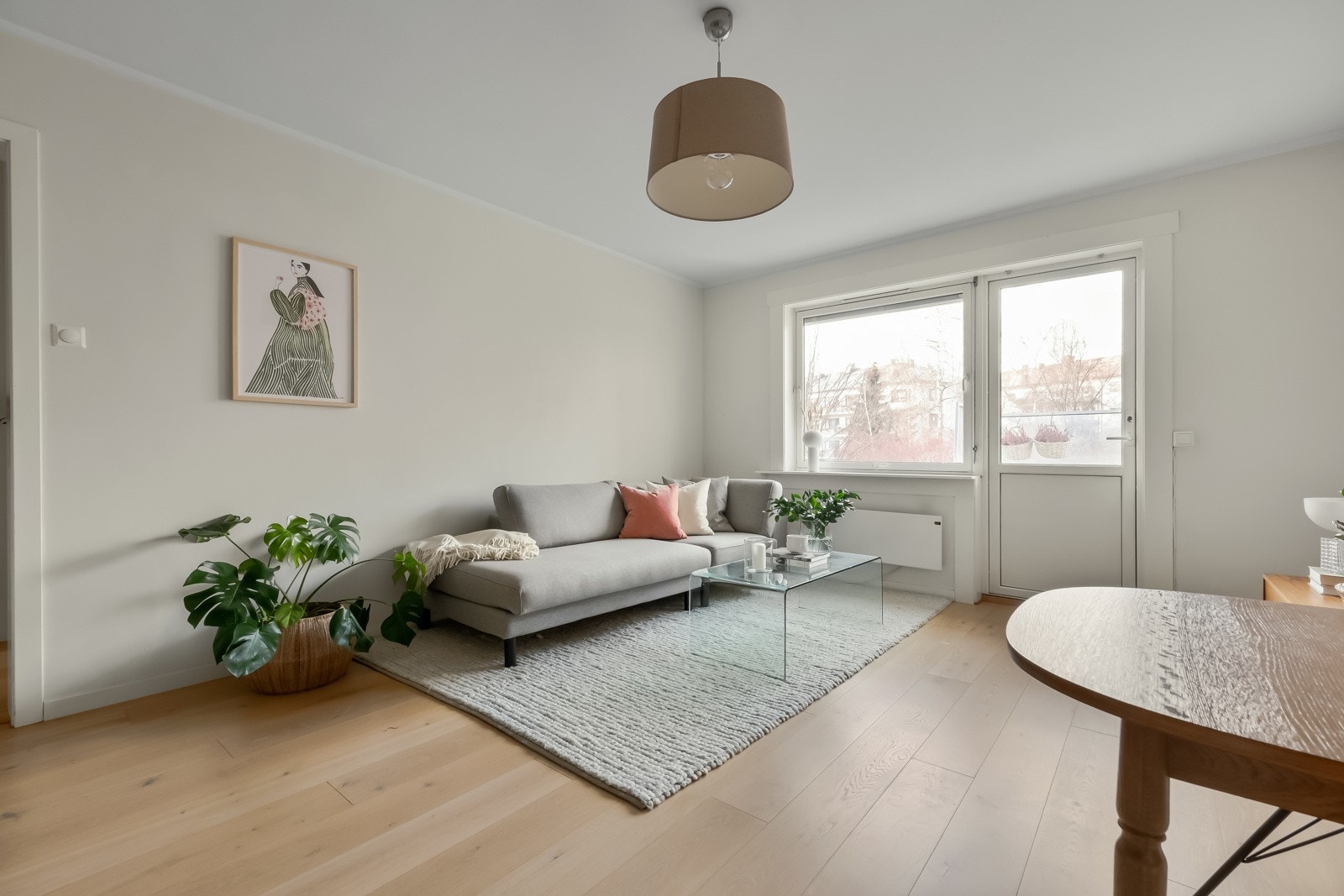 Her får du flere verdifulle kvaliteter som vestvendt balkong med gode solforhold, heis i bygget, peisovn, luftige rom og store vindusflater som slipper inn godt med dagslys. Galleribilde