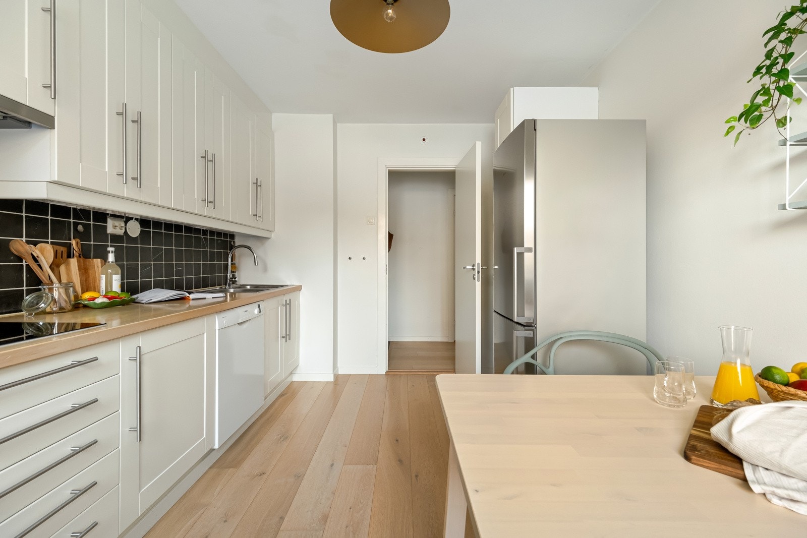 Det er mulig å gjøre om leiligheten til en 3-roms ved å flytte kjøkkenet ut i stuen. Galleribilde