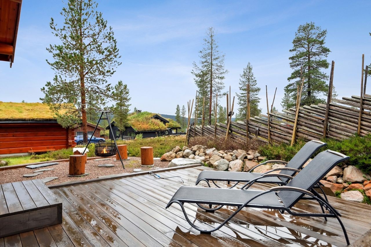 Terrasseplatting og grillplass er dels skjermet for innsyn - Plass for jacuzzi om ønskelig Galleribilde