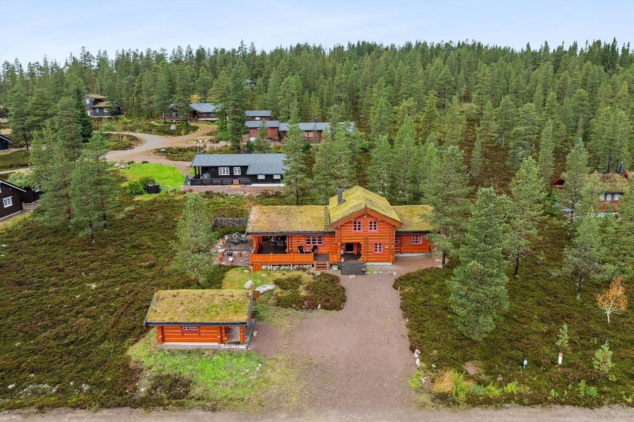 Tomt med høy beliggenhet i hyttefeltet - Parkering for flere biler utenfor hytta - Egen laftet bod Galleribilde