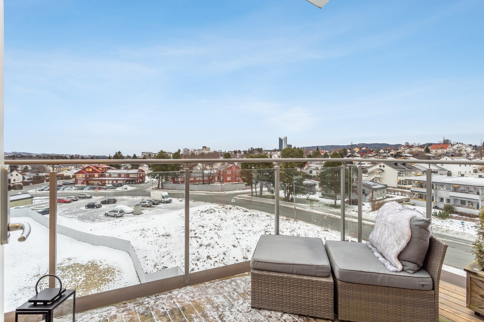 Midtsommers har man sol på balkongen fra den kommer opp over Tiller til rundt kl 14:00 ca. Neste solgløtt er fra ca. 18:30 til solen går ned. Galleribilde