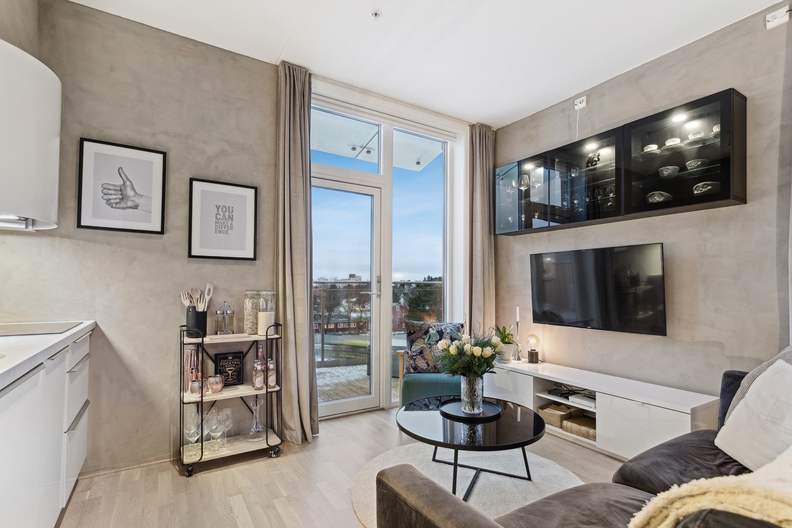 Store vindusflater slipper inn rikelig med naturlig lys og gir rommet en lys og luftig atmosfære. Galleribilde