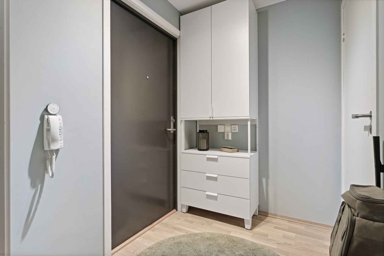 Nærmeste bussholdeplass, Johan Nygaardsvolds vei, ligger kun ett minutts gange unna. Galleribilde