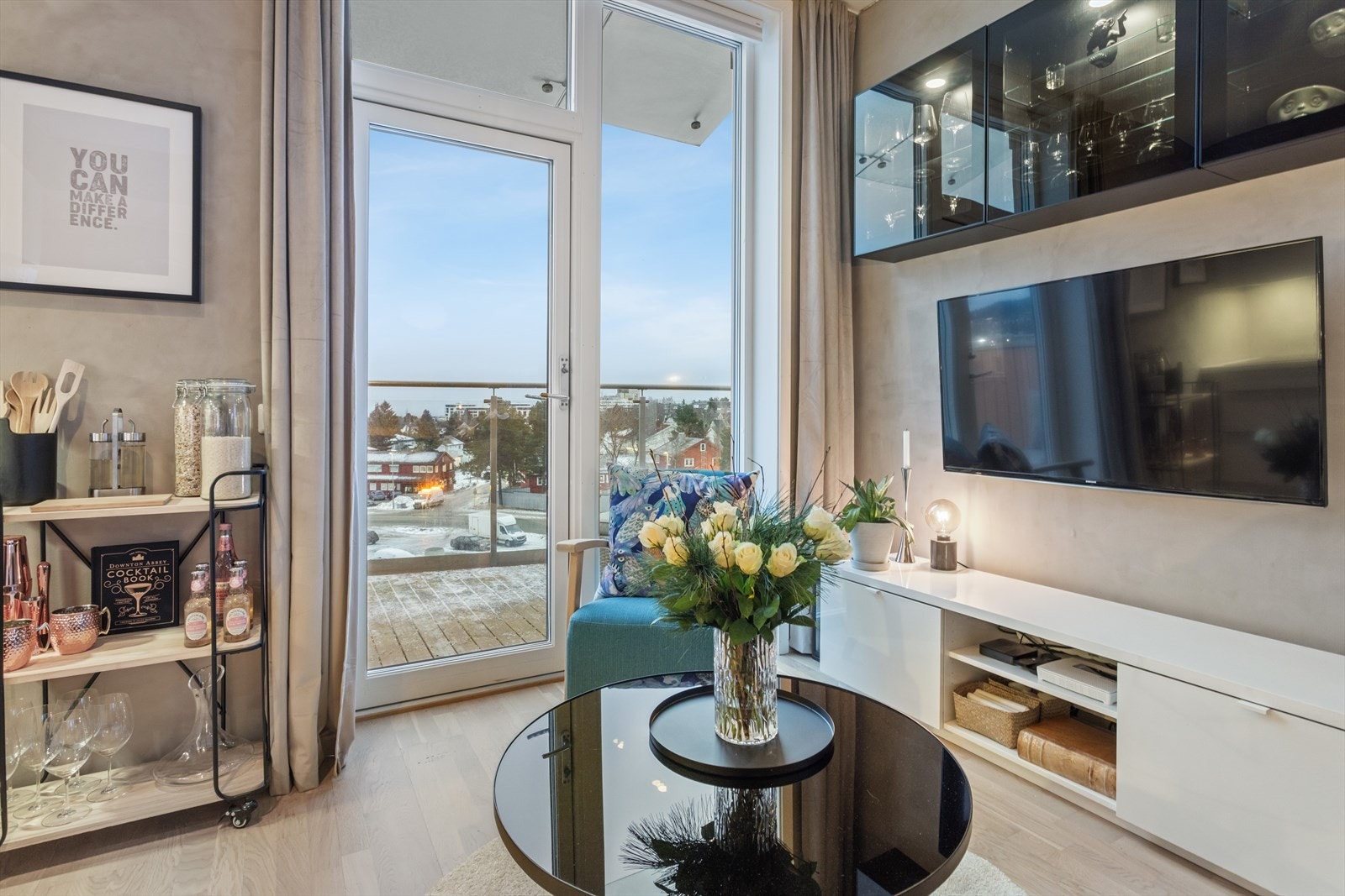 Leiligheten har en åpen og funksjonell planløsning der stue og kjøkken kombineres til et flott allrom Galleribilde