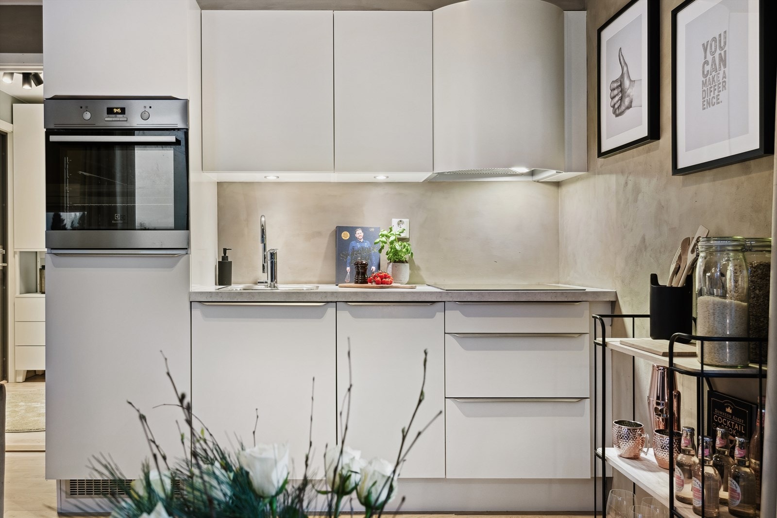 Kjøkkenet er stilrent og praktisk utformet med glatte fronter og mørk benkeplate. Galleribilde