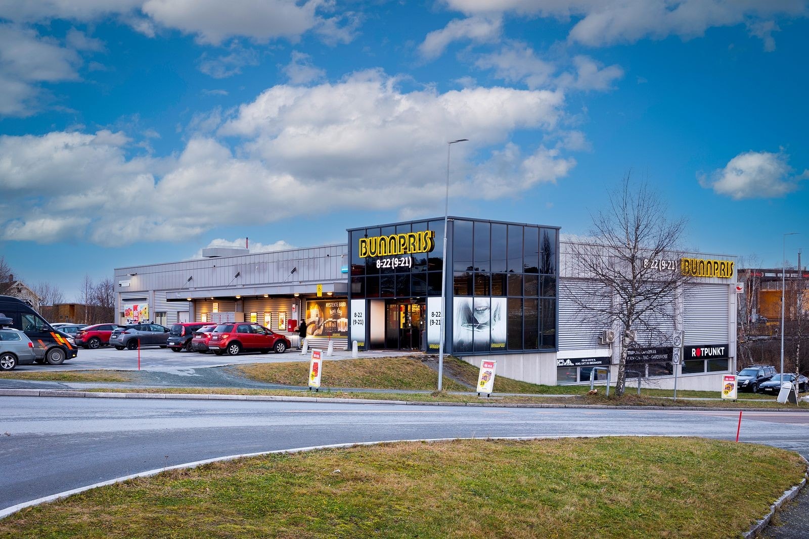 Det er gangavstand til flere ulike dagligvarebutikker Galleribilde