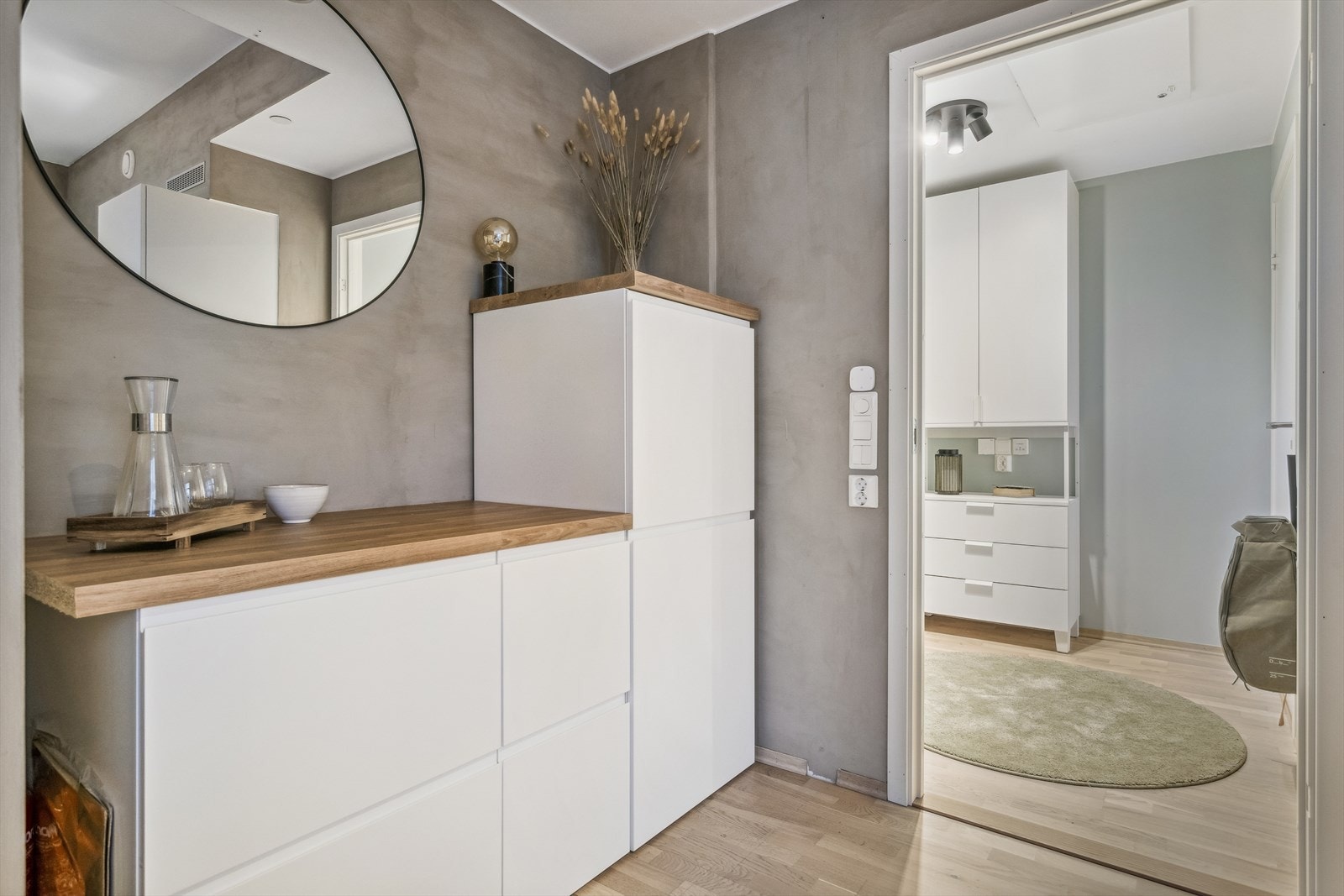 Entreen gir et ryddig og innbydende førsteinntrykk, med god plass til oppbevaring av yttertøy og sko. Galleribilde