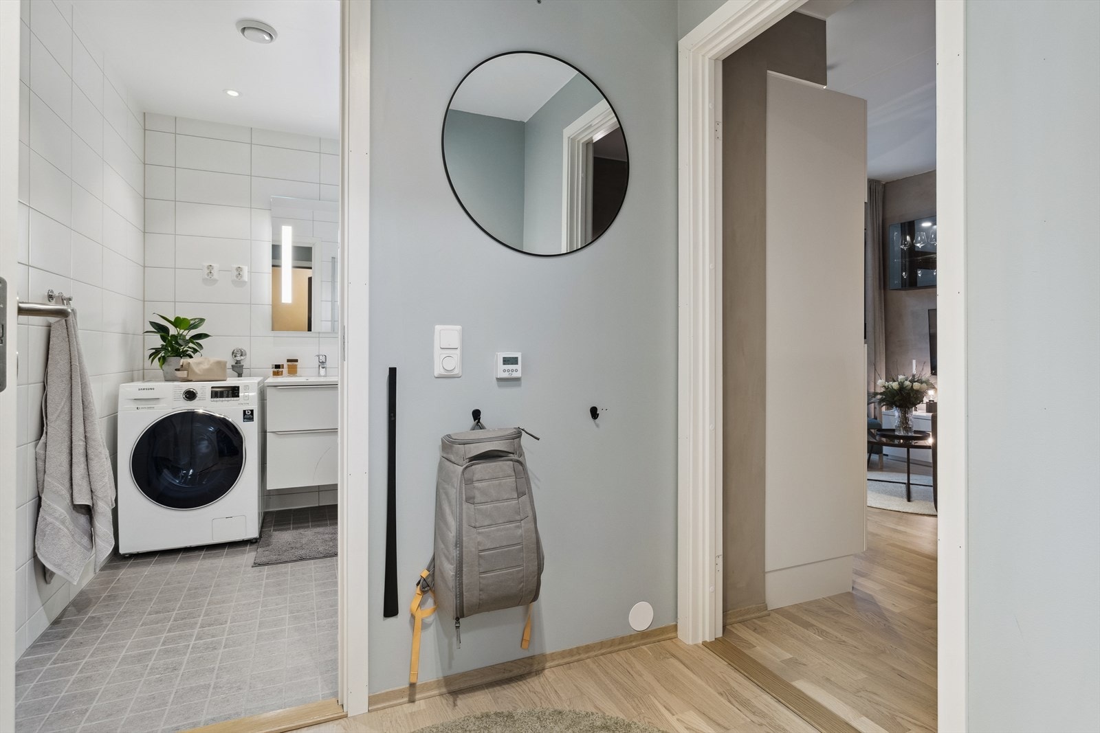 Fra entré`en har du tilgang til det 4,5 m² store badet som er flislagt Galleribilde