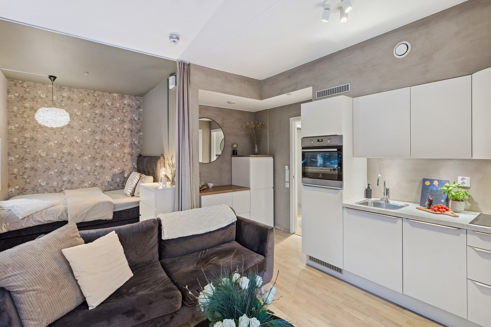 Kjøkkenet er utstyrt med integrerte hvitevarer som stekeovn, platetopp, oppvaskmaskin og kombiskap. Galleribilde