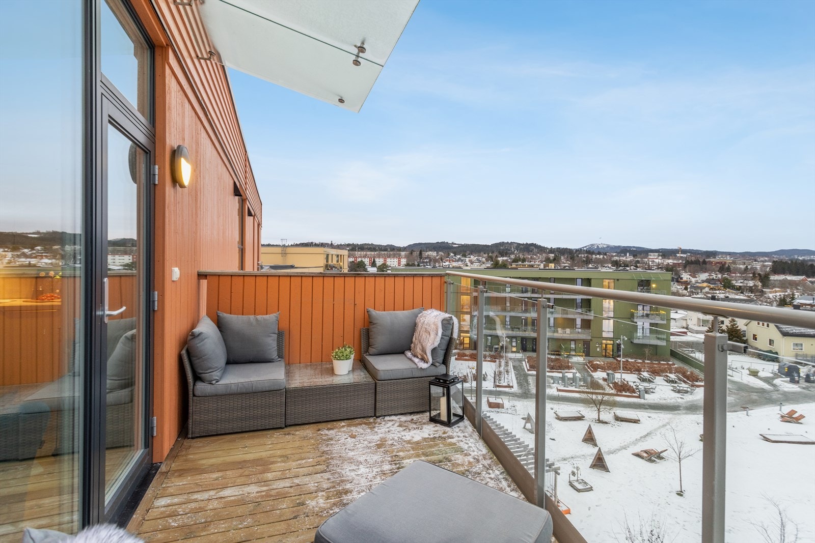 Fra leiligheten er det kort vei til togstasjon, butikker, skole og andre servicetilbud. Galleribilde