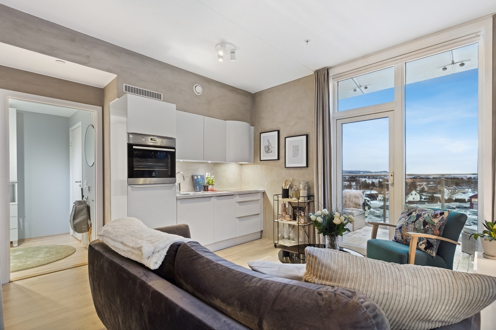 Det er god plass til både sofagruppe og spisebord, noe som gjør det enkelt å innrede etter eget behov. Galleribilde