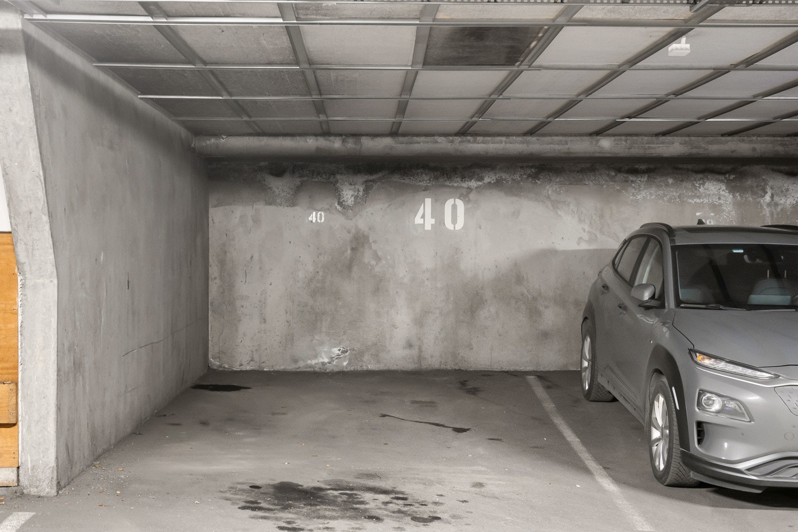 Det medfølger vedtektsfestet bruksrett til garasjeplass (plass nr. 40) i lukket garasjekjeller med adkomst via heis. Plassen er en de som ligger nærmest heisen. Det er muligheter for å etablere elbillader etter styregodkjenning. Galleribilde