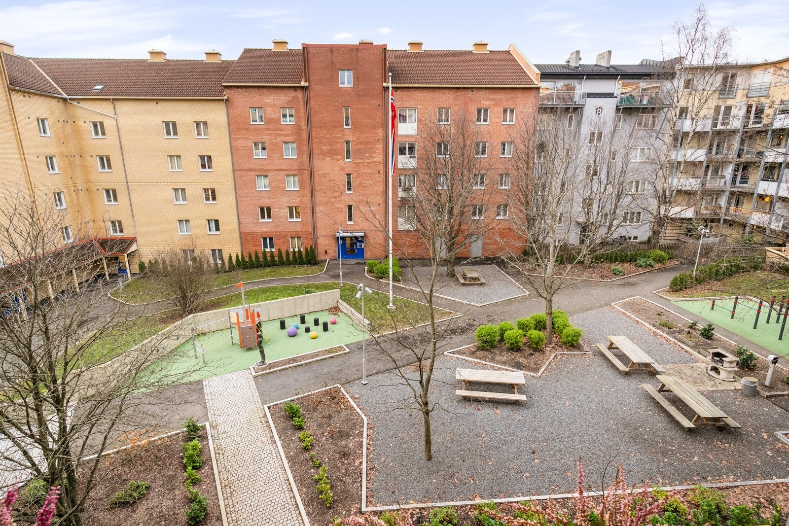 Leiligheten vender i sin helhet mot skjermet indre gårdsrom. Galleribilde