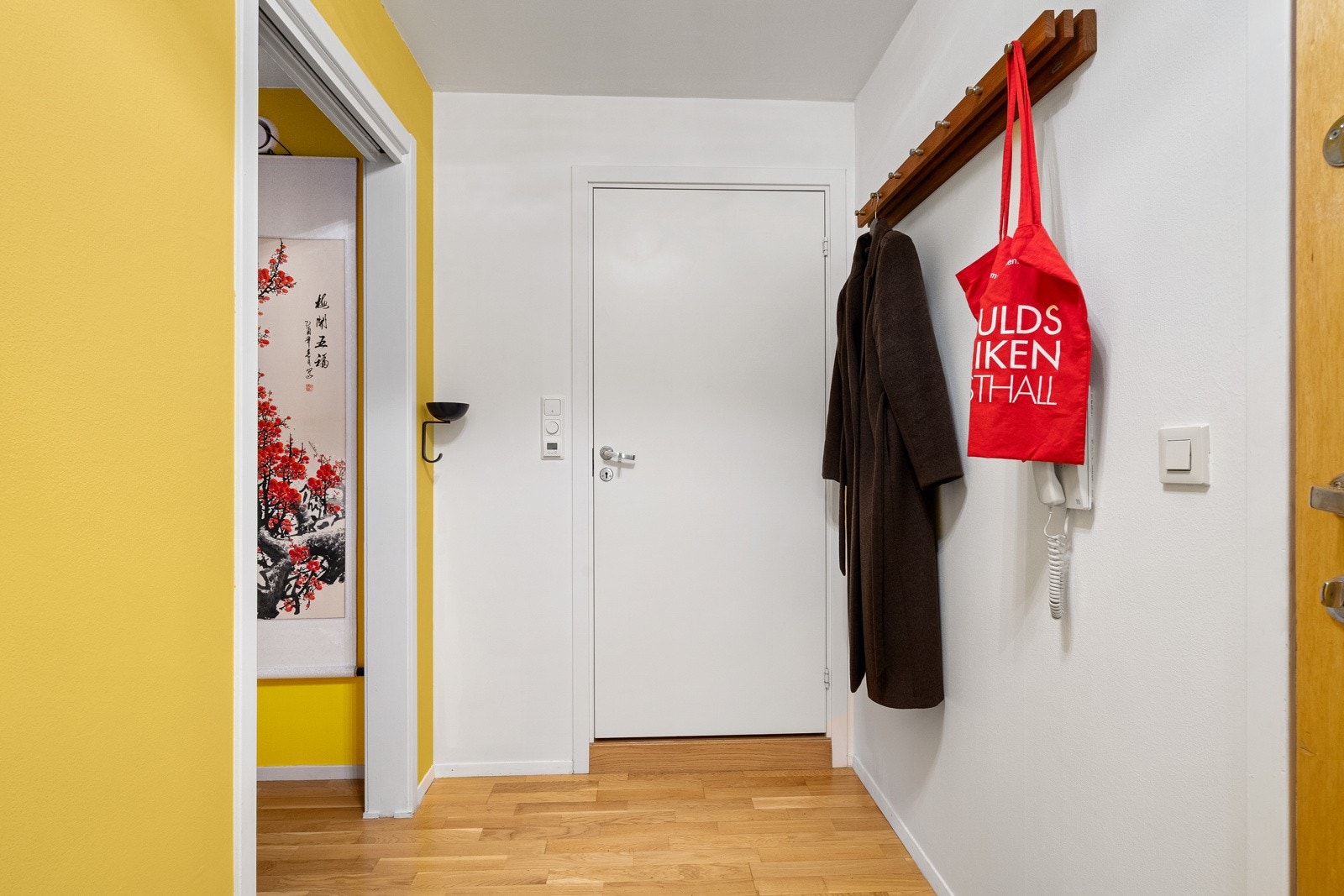 Romslig entré med god plass til å sette fra seg sko og henge fra seg yttertøy. Galleribilde