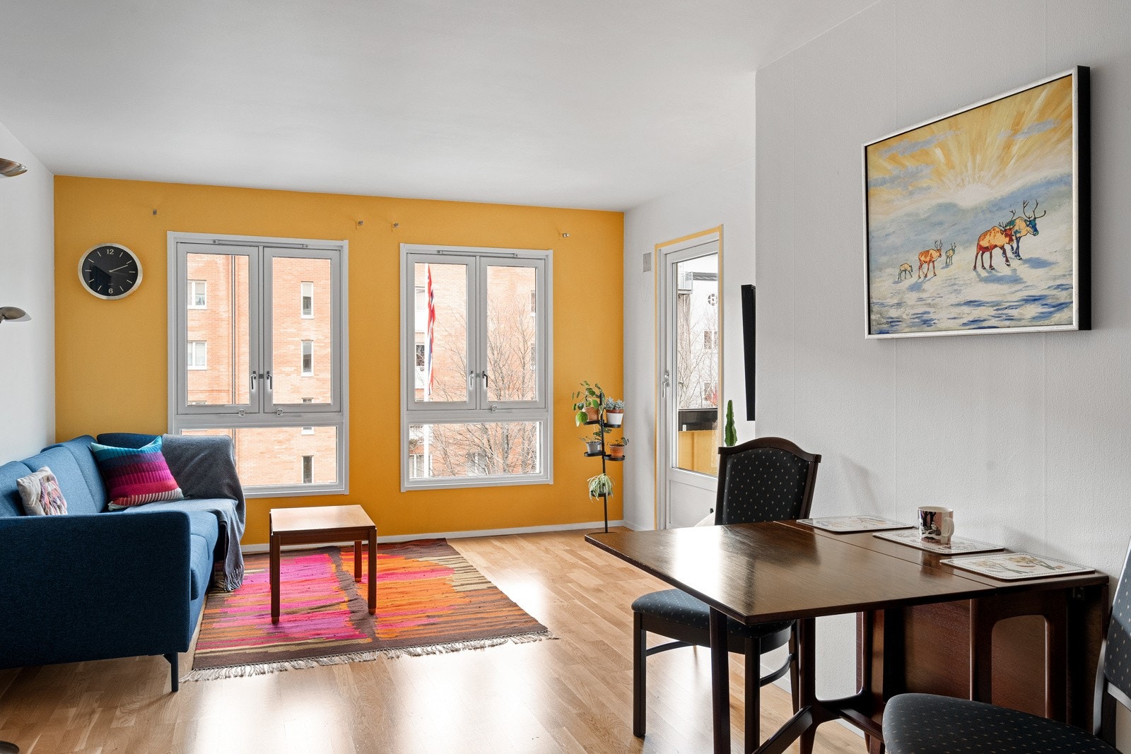 Stue med plass til både sofa og spisebord. Galleribilde