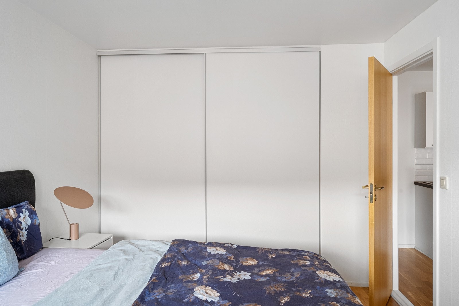 Stor tilpasset skyvedørsgarderobe gir masse lagringsplass. Galleribilde