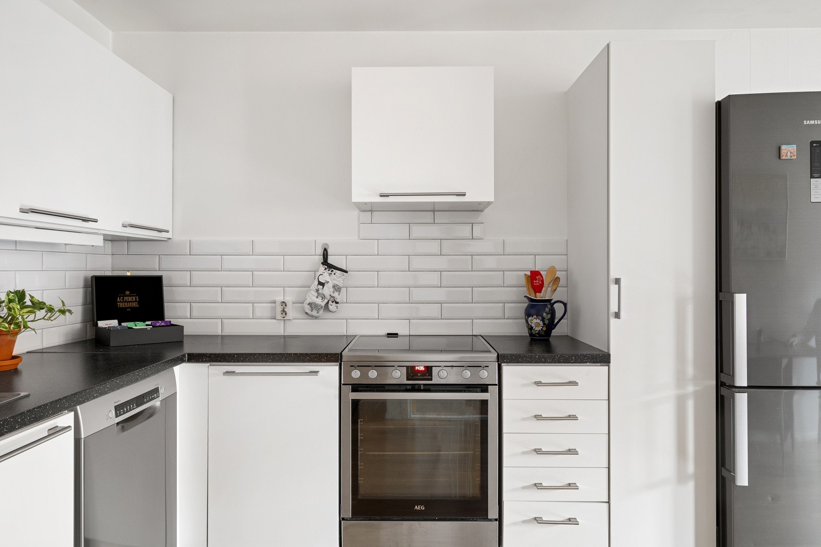 Det er montert automatiske vannstoppventiler på varmt og kaldt vann. Galleribilde