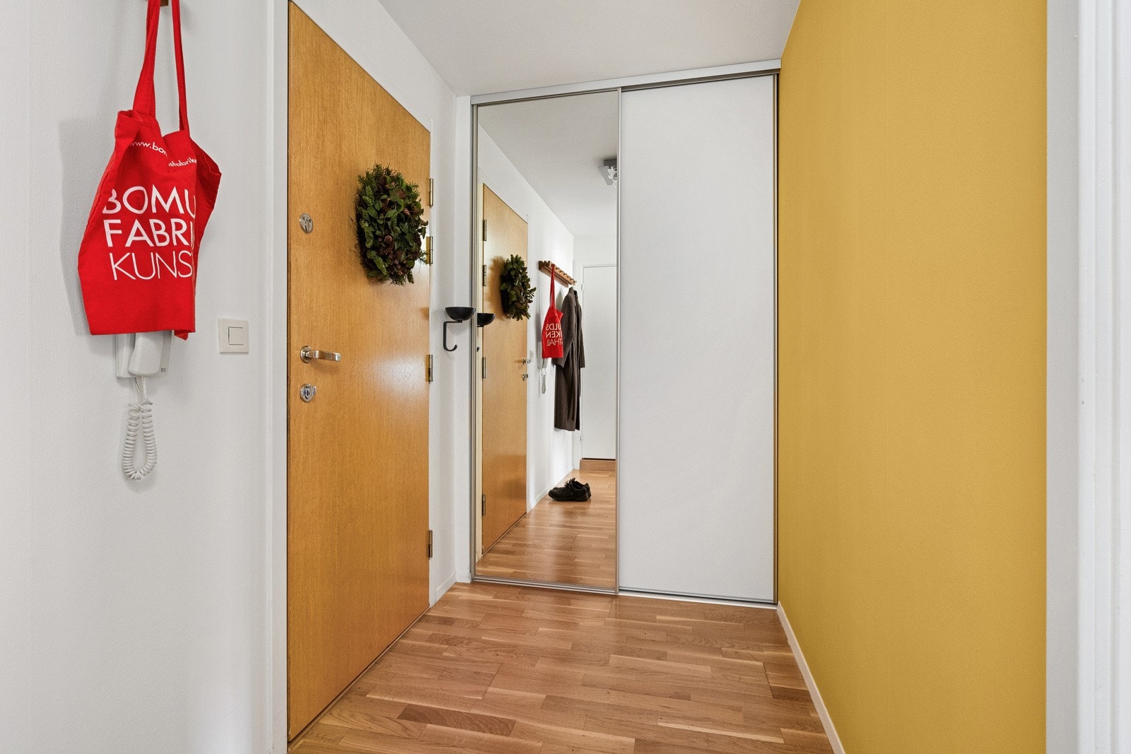 Tilpasset skyvedørsgarderobe sikrer ekstra gode oppbevaringsmuligheter. Galleribilde