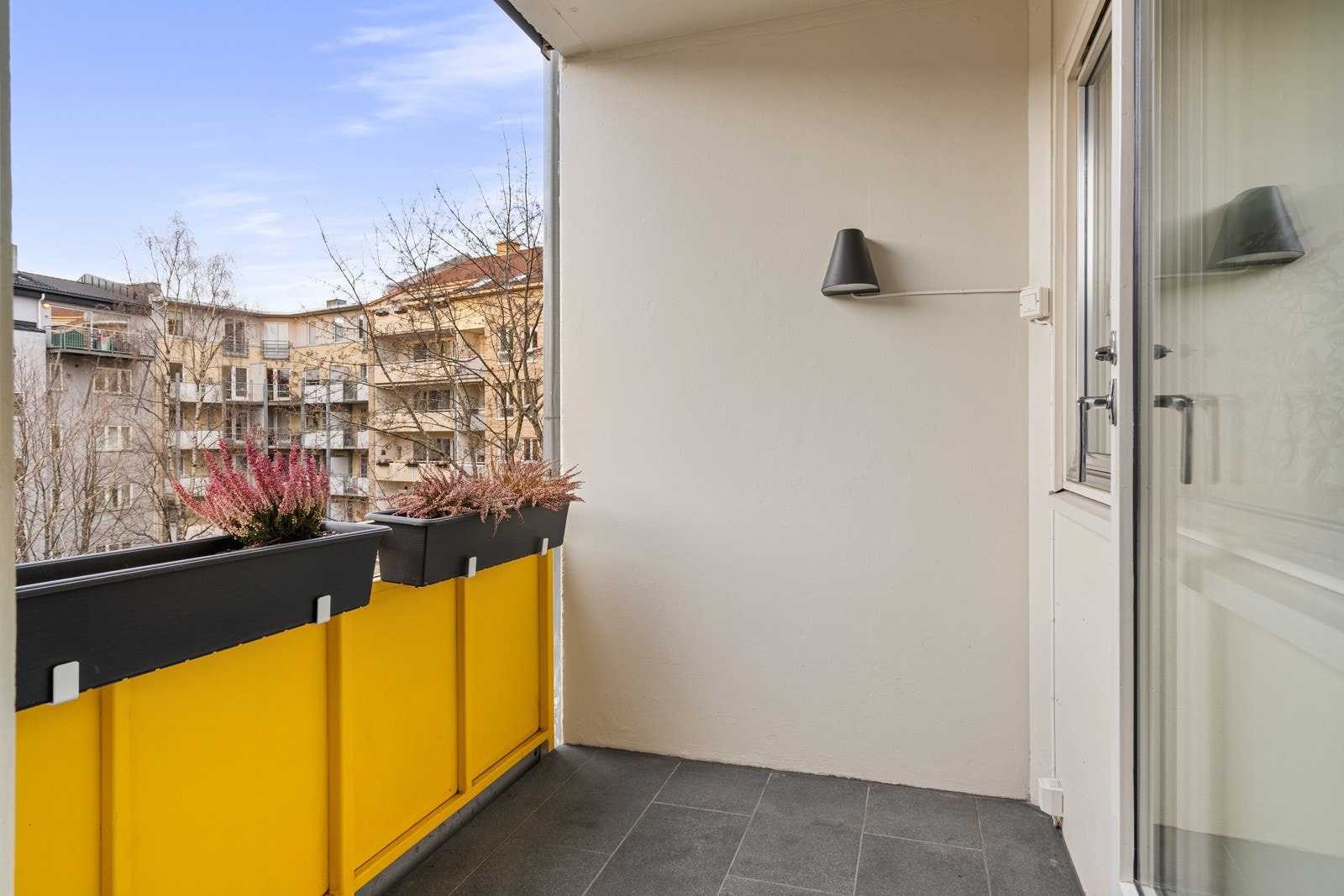 Balkong med ettermiddagssol. Galleribilde