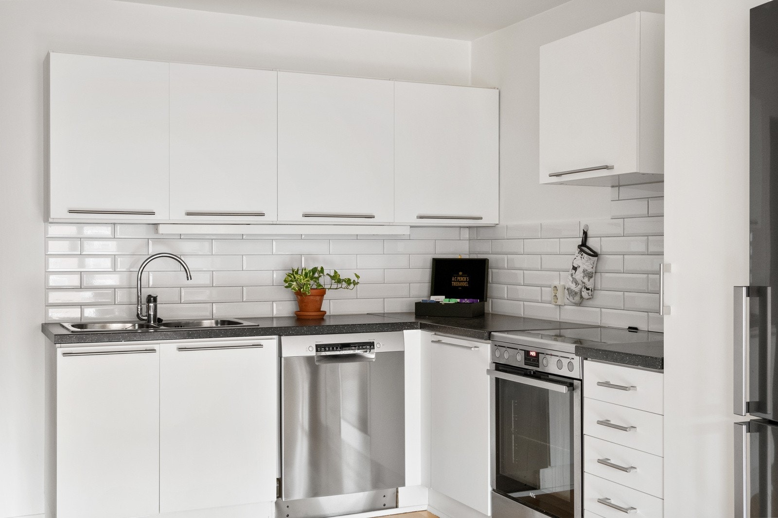 Godt med skap- og benkeplass. Galleribilde