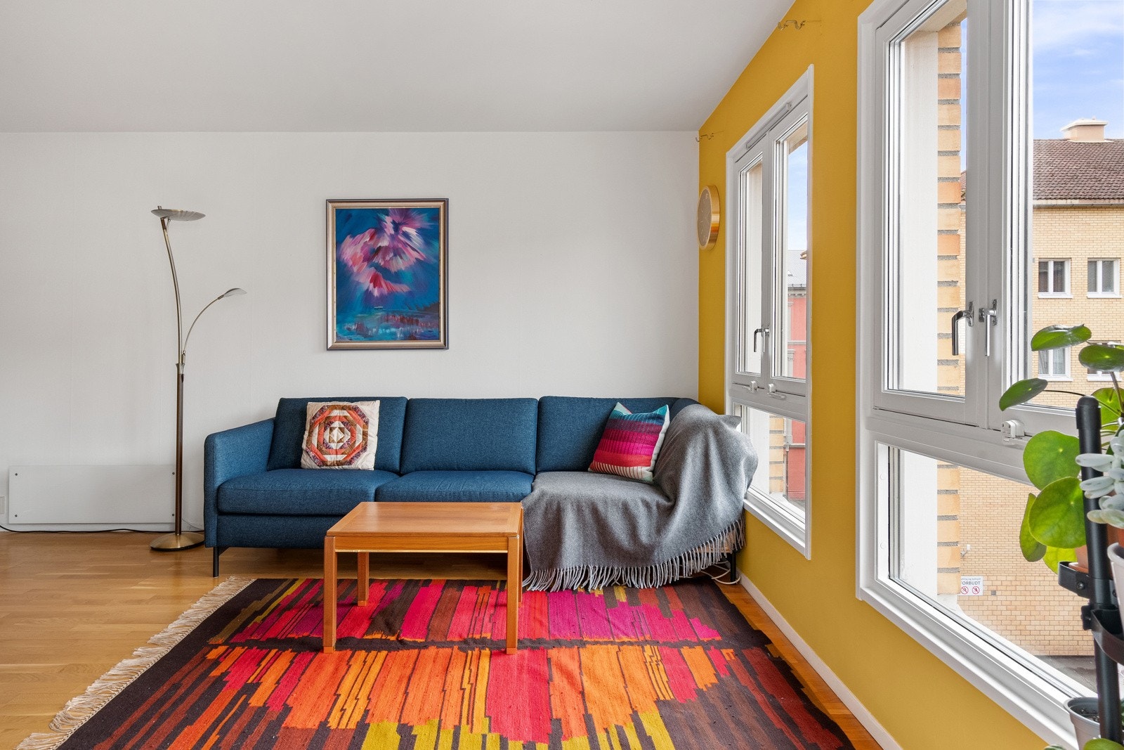 Store vindusoverflater slipper inn rikelig med naturlig lys og luft. Galleribilde