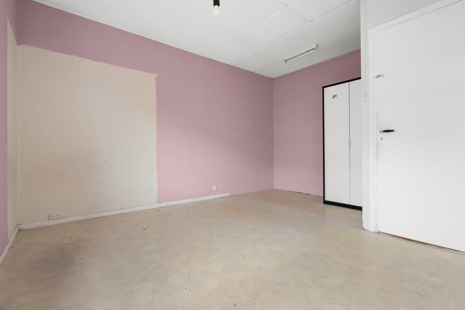 Plass til dobbeltseng, nattbord og garderobeskap! Galleribilde