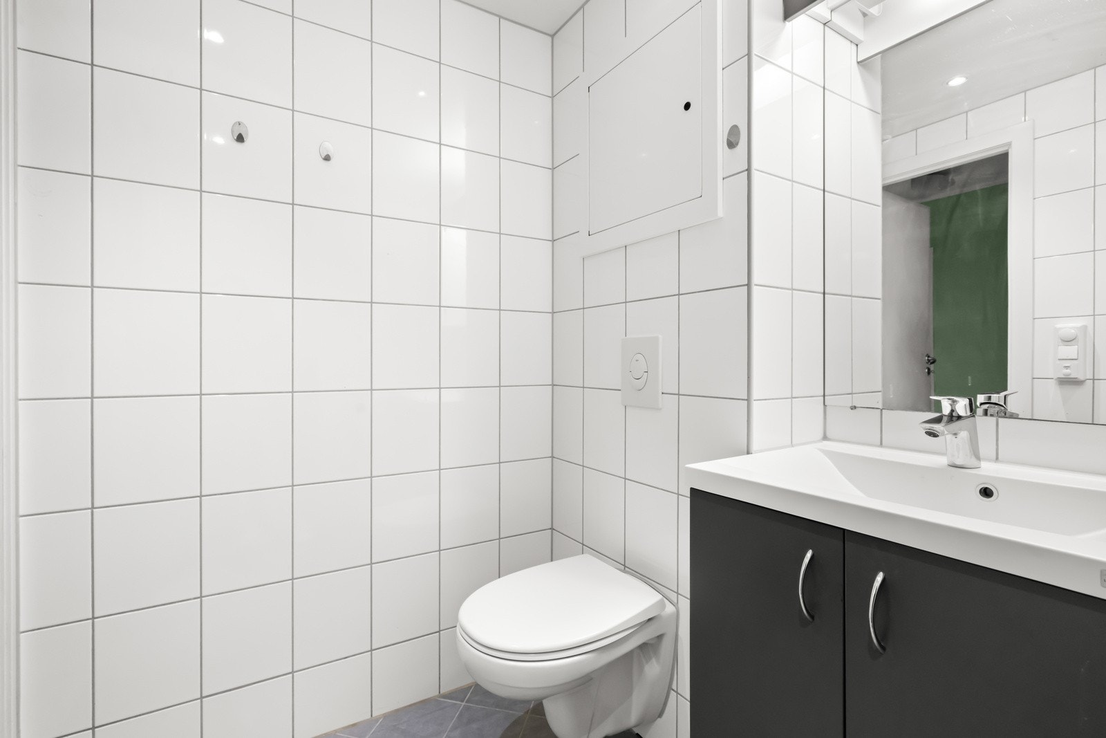 Badet har kvalliteter som gulvvarme og spotter i tak. Galleribilde