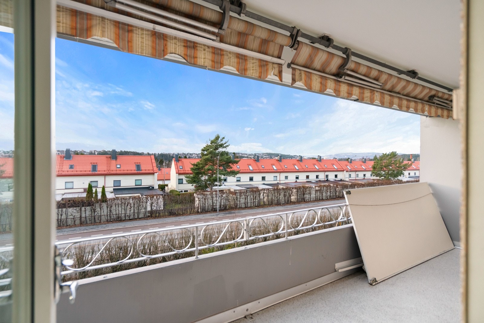 Balkongen fungerer som en herlig forlengelse av stuen på sommerhalvåret. Galleribilde