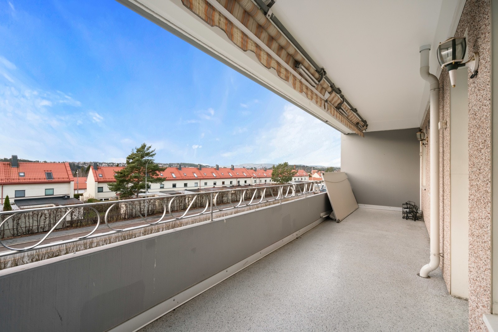 Fra stuen har man utgang til solfylt vestvendt balkong på ca. 15 kvm. Galleribilde