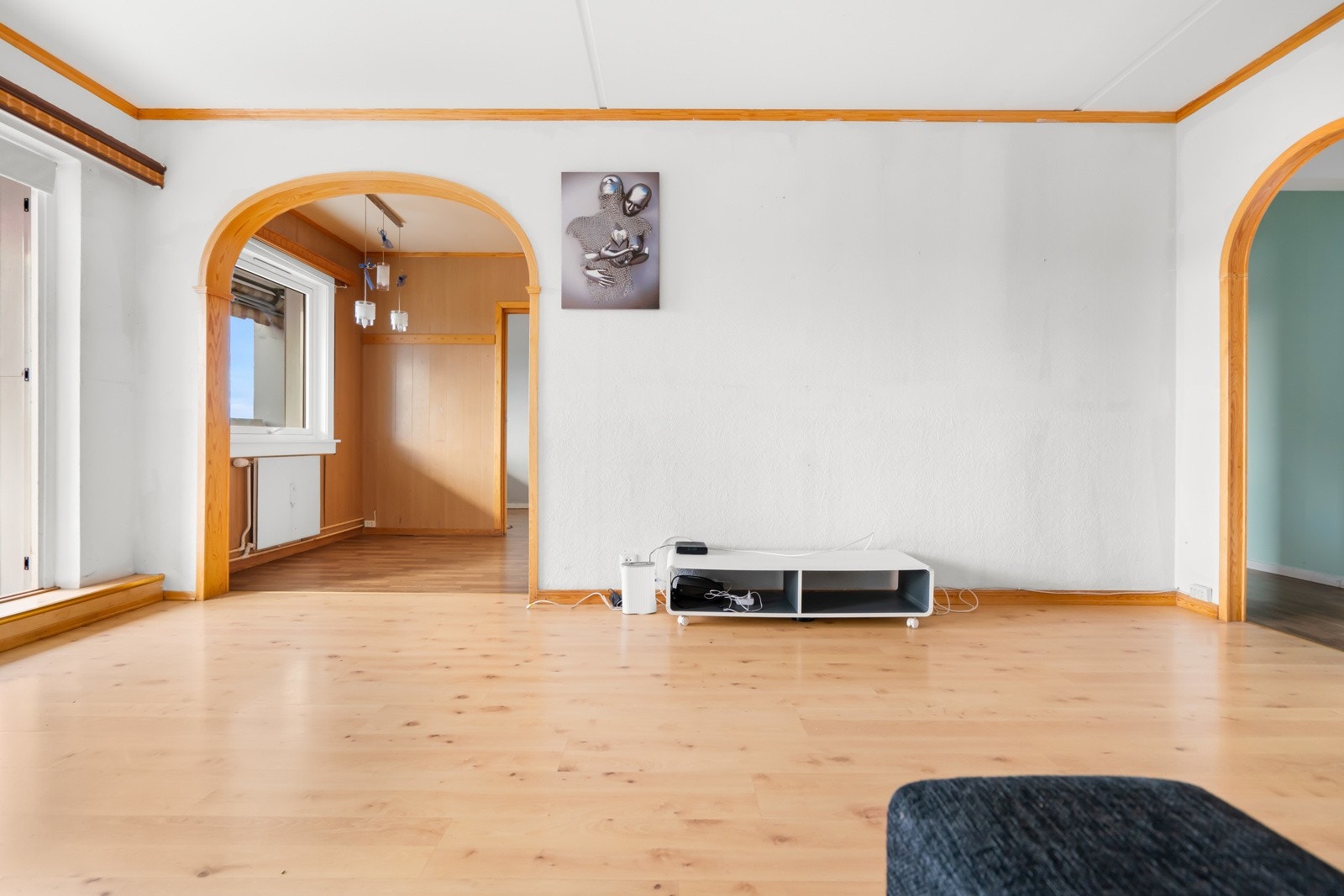 Felleskostnader inkluderer Fyring, varmtvann, kommunale avgifter, kabel-tv/internett, felles bygningsforsikring, drift og vedlikehold, forretningsførsel, vaktmestertjeneste, nedbetaling av fellesgjeld m.m. Galleribilde