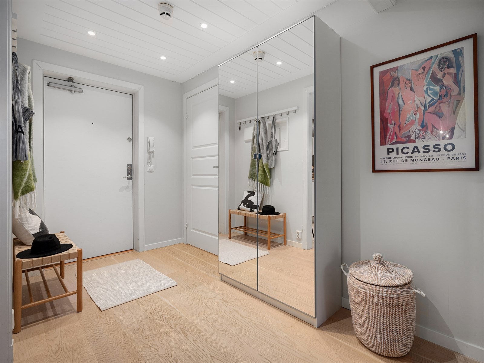 Praktisk gang med garderobeskap for oppbevaring. Galleribilde