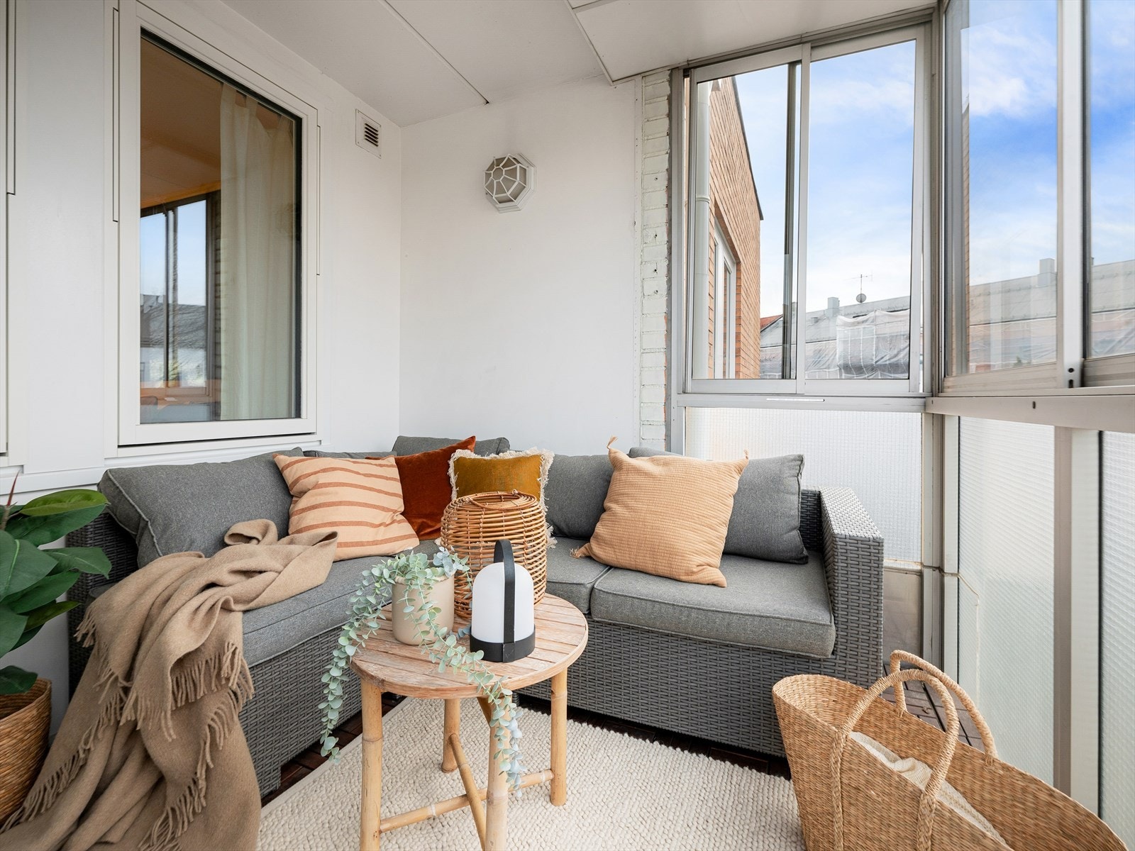 Balkongen har vindusglass som enten kan åpnes helt, eller lukkes slik at du får en lukket balkong. Galleribilde