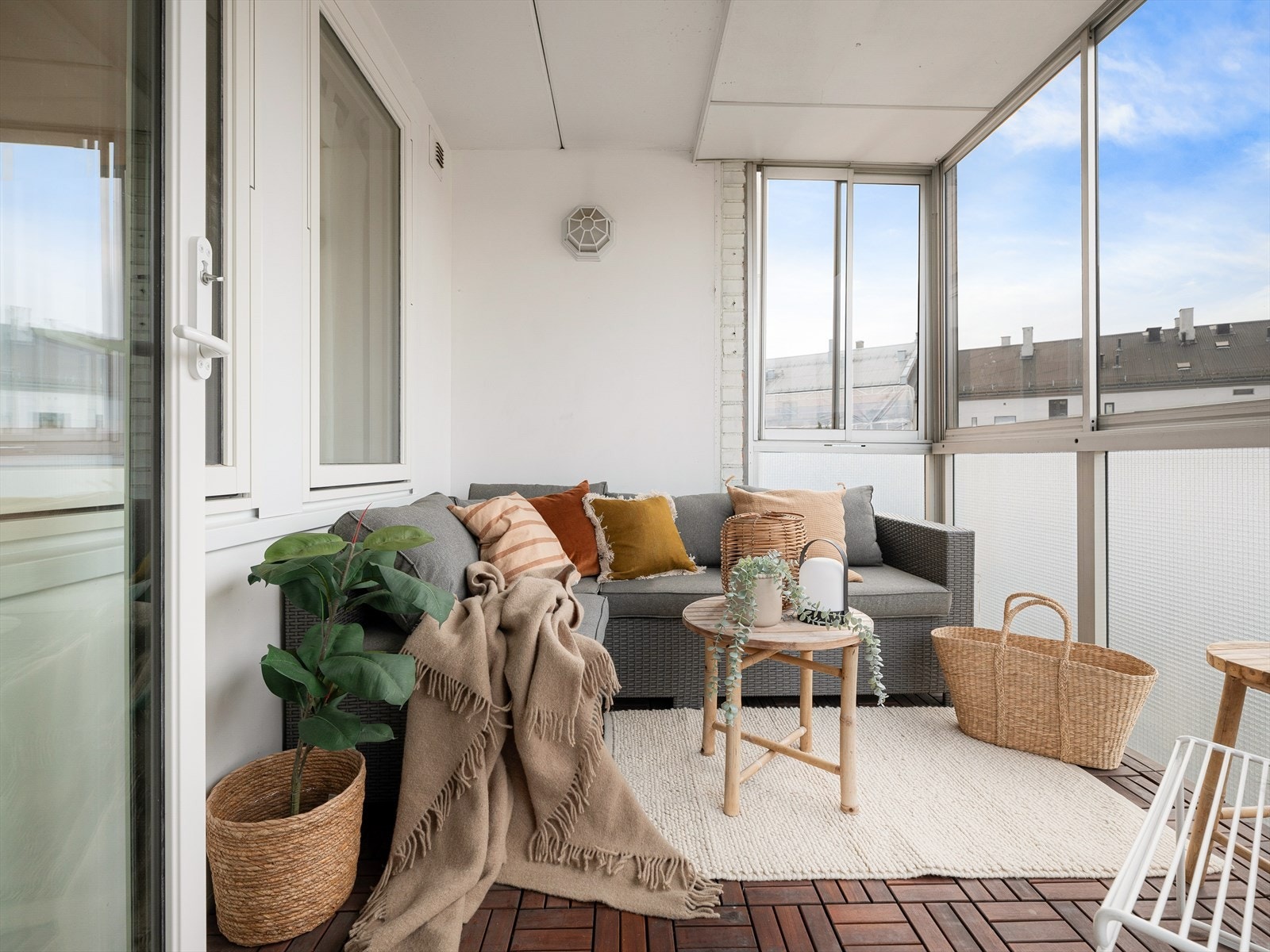 Romslig innglasset balkong, som man kan nyte store deler av året. Galleribilde