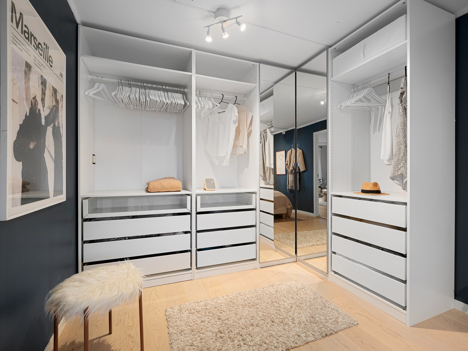 Det er rikelig med oppbevaringsplass i den store garderoben. Galleribilde