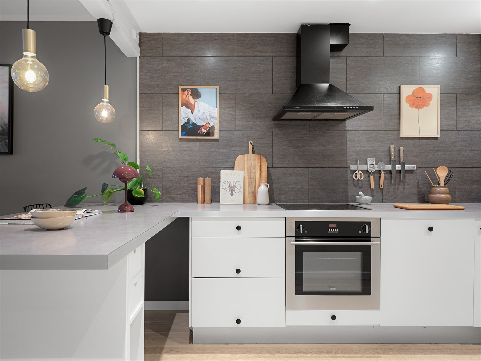 Godt med skap- og benkeplass. Hvitevarene medfølger salget. Galleribilde