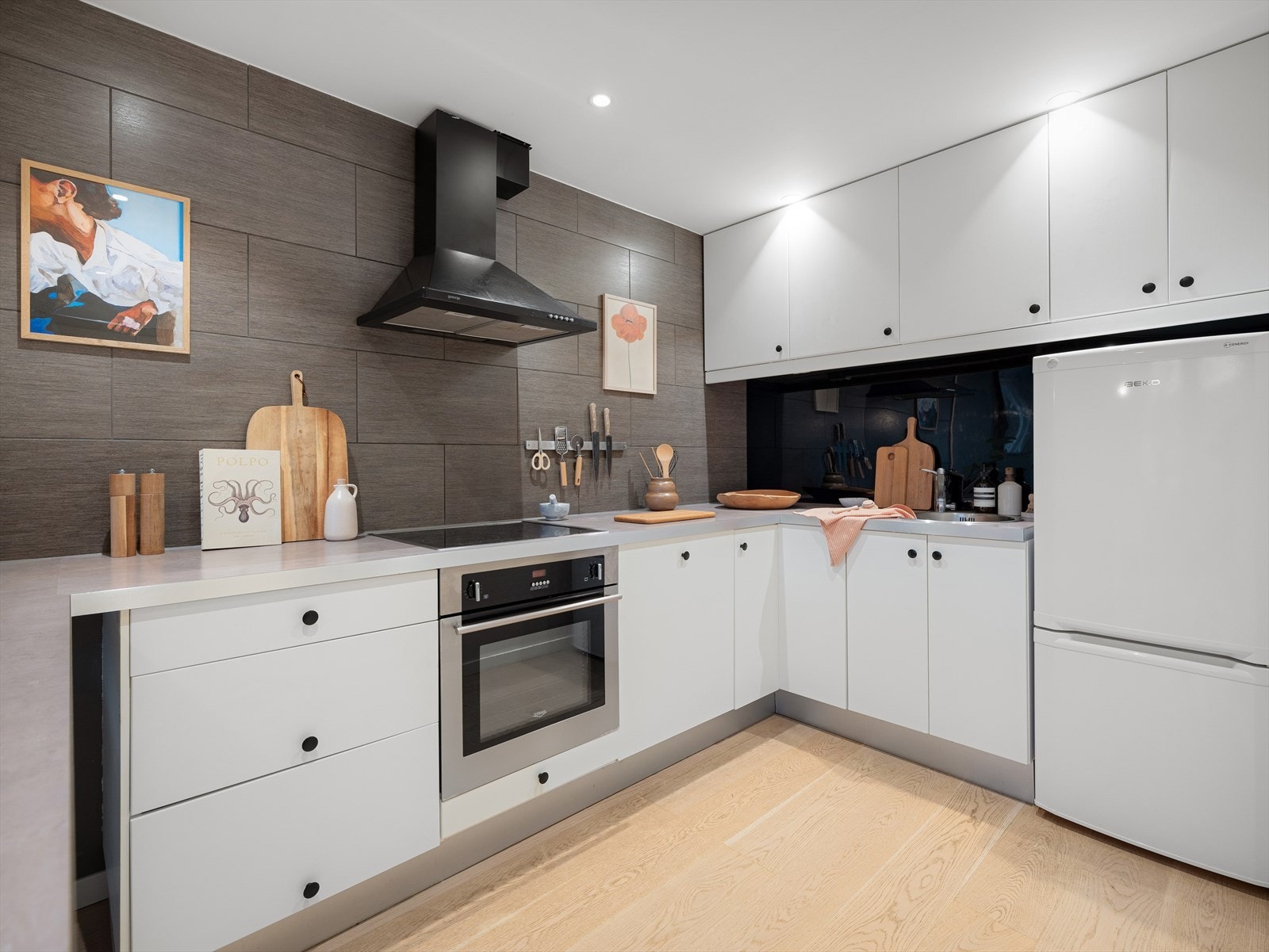 Størrelsen gjør det fint mulig at flere personer kan stå for matlagingen. Galleribilde