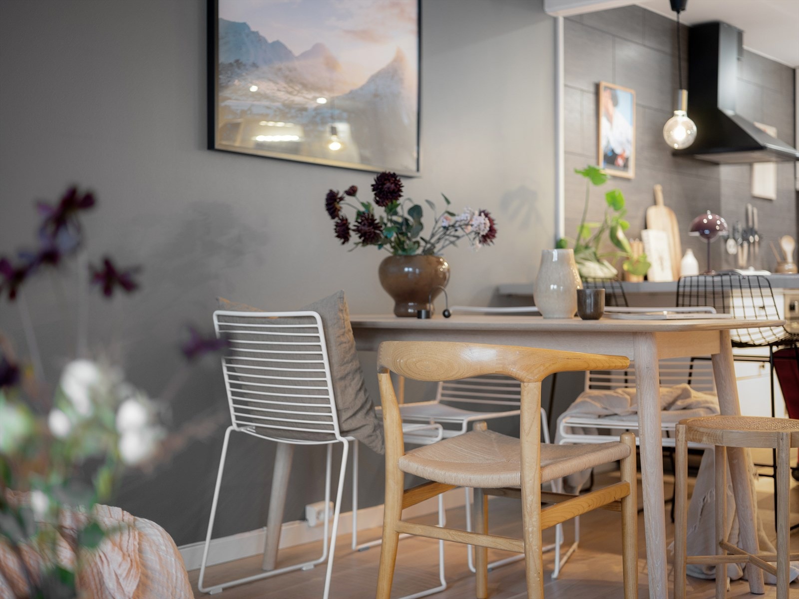 Spisebordet blir det naturlige samlingspunktet når man inviterer venner og familie til hyggelige lag. Galleribilde