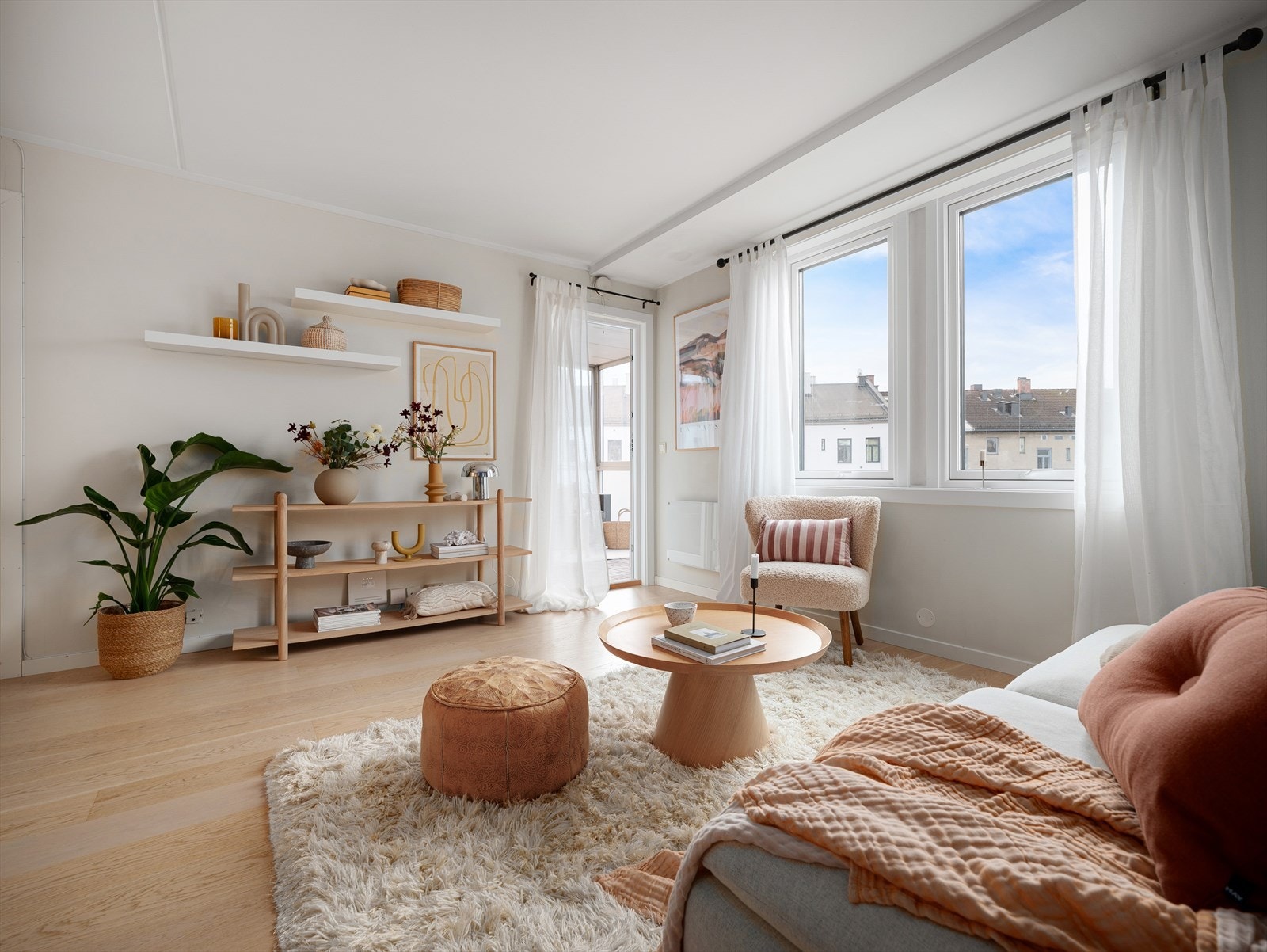 Plass til sofagruppe og tilhørende møblement. Galleribilde