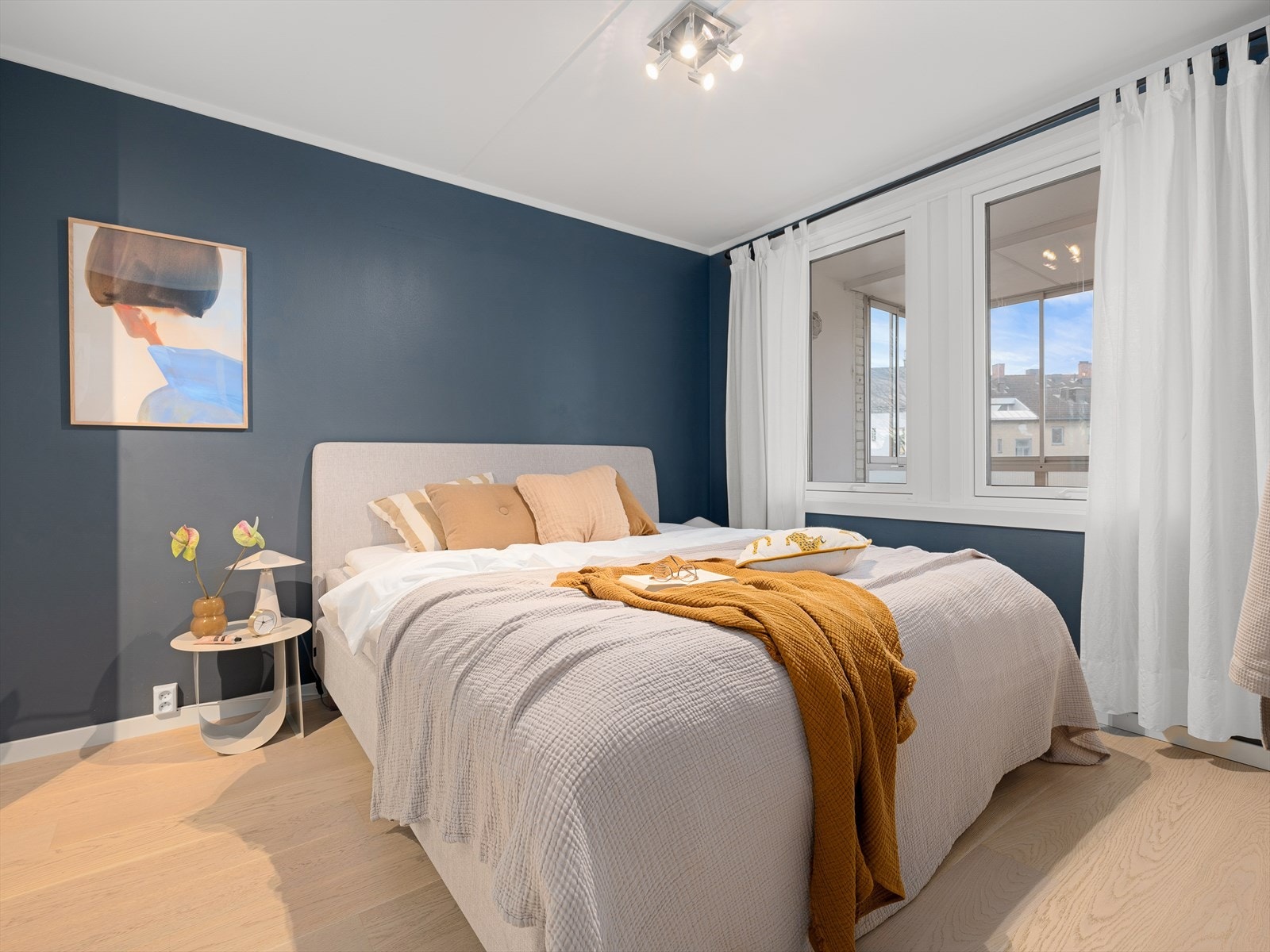 Stort og lekkert soverom malt i behagelige farger. Galleribilde