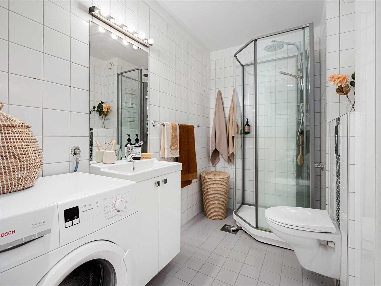 Pent og tidløst bad med varme i gulv og opplegg for vaskemaskin. Galleribilde