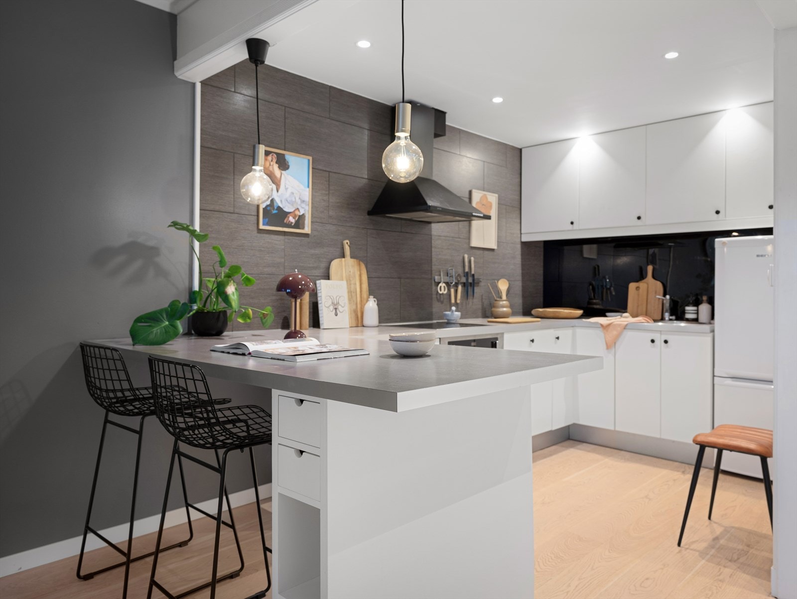 Lekkert og tidløst kjøkken med barløsning. Galleribilde