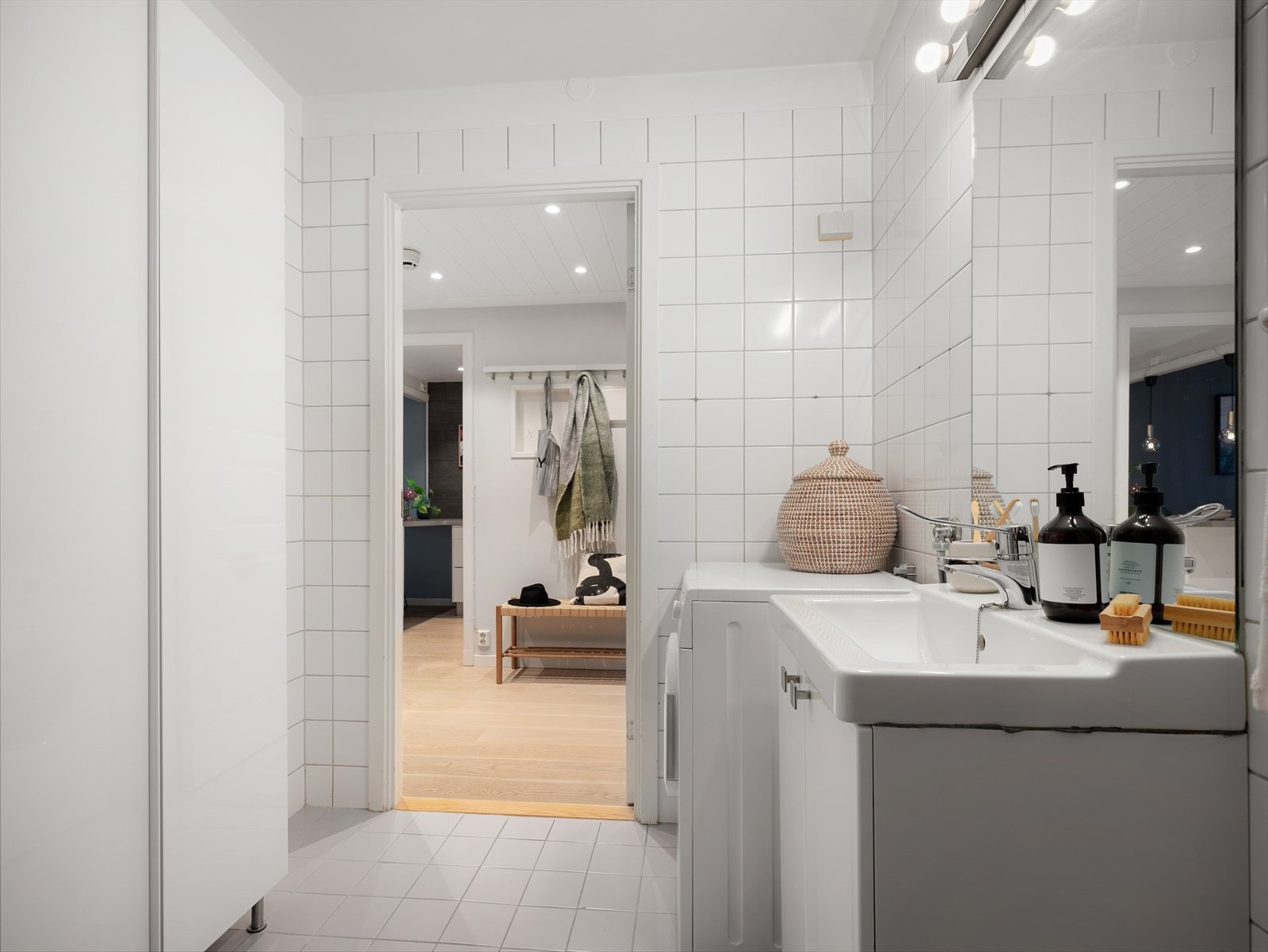 Innredningen består av vegghengt skap og servant, dusjkabinett og toalett. Det er opplegg for vaskemaskin i hjørnet. Galleribilde