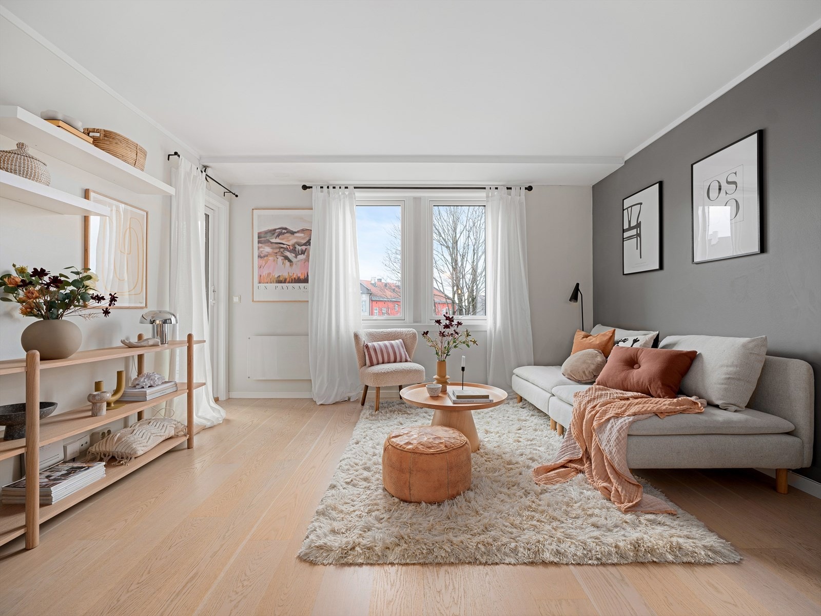 Hjørnestuen er av god størrelse og gir rom for ulik innredning. Du har store vinduer(nye 2024), så her får du rikelig med naturlig lys. Galleribilde