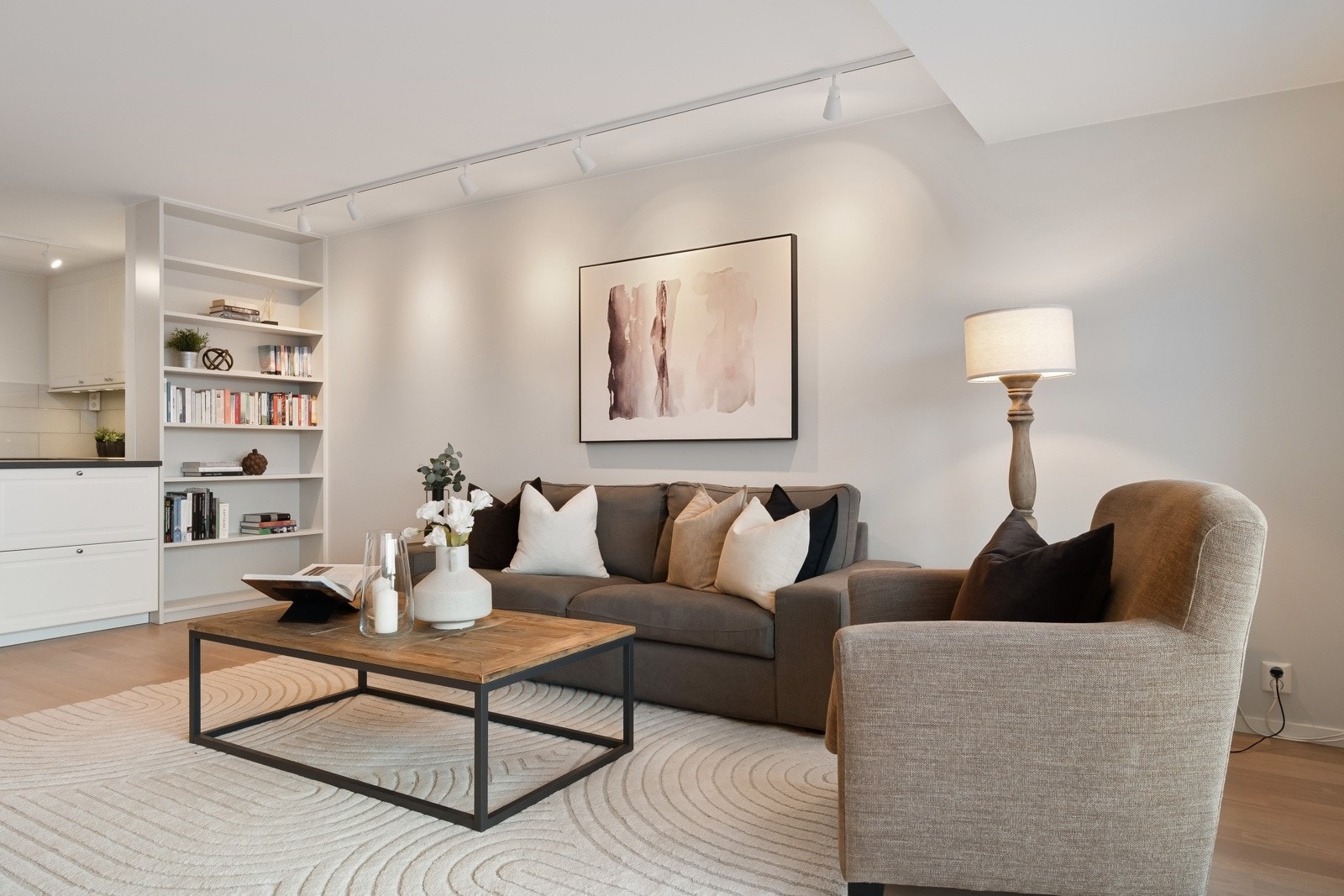 Vegger er slette og malt i moderne lys, fargetone. Galleribilde