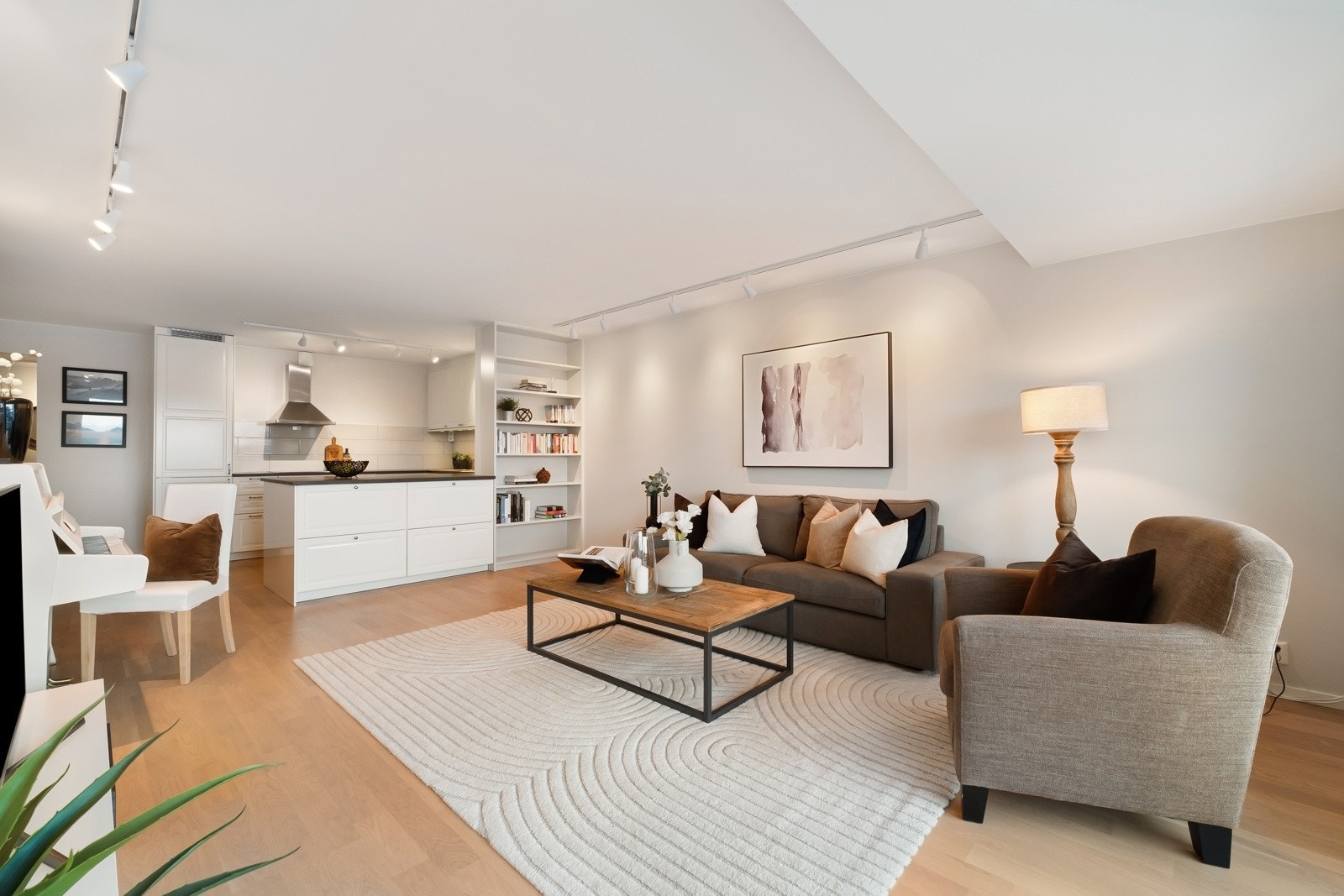 I stuen er det god plass til både sofagruppe, spisebord og annet møblement. Galleribilde