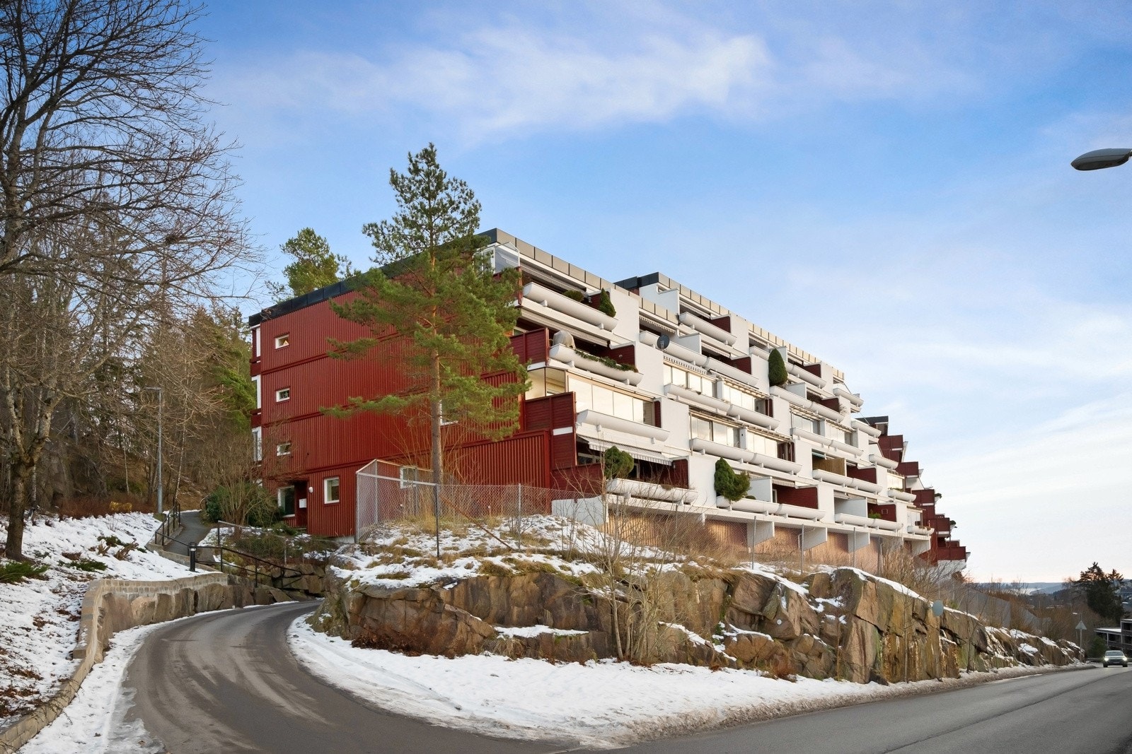 Borettslaget ligger på Holmenkollens solside med umiddelbar nærhet til marka og fantastiske sol- og utsiktsforhold. Galleribilde
