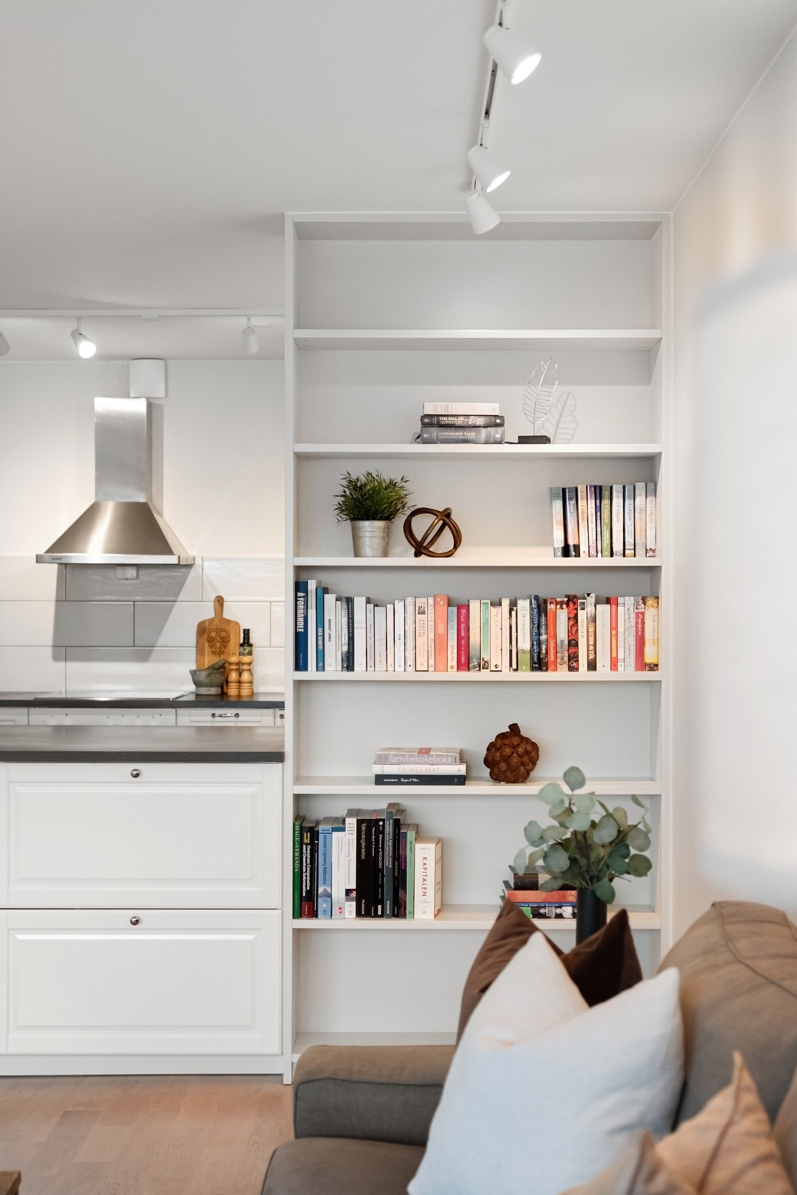 I bakkant av kjøkkenet, mot stuen, finner du en elegant innbygd bokhylle. Galleribilde