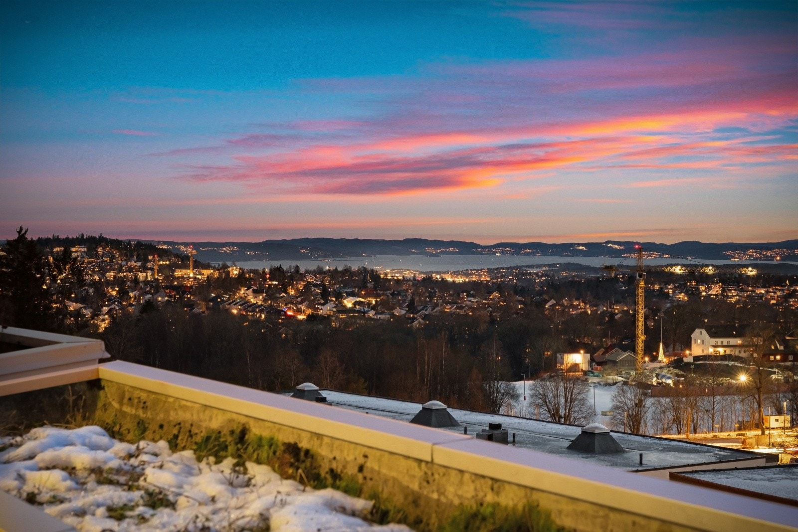 Fra boligens terrasse har du herlig utsikt over den idylliske Bærumsmarka, Oslofjorden og Bogstadvannet. Galleribilde